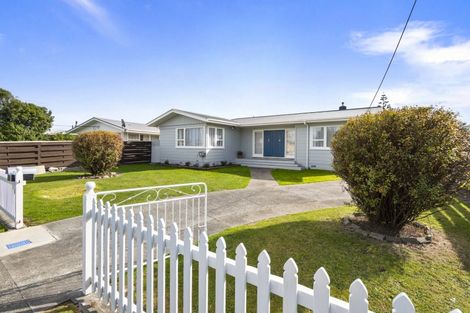 Photo of property in 18 Tararua Terrace, Cloverlea, Palmerston North, 4412