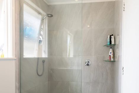 Photo of property in 21 South Lynn Road, Titirangi, Auckland, 0604