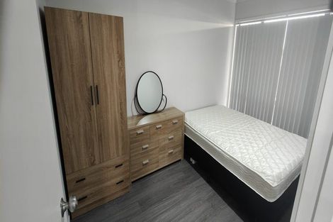 Photo of property in 2/68 Totaravale Drive, Totara Vale, Auckland, 0629