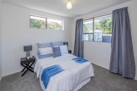 Photo of property in 10 Graham Grove, Waikanae, 5036