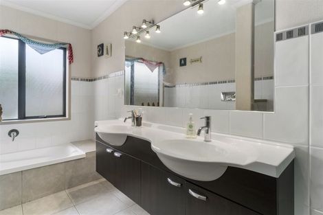 Photo of property in 33 Golden Sands Drive, Papamoa Beach, Papamoa, 3118