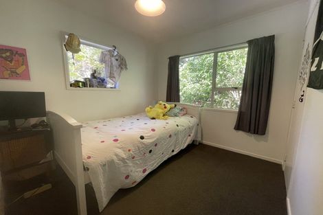 Photo of property in 35 Hollywood Avenue, Titirangi, Auckland, 0604