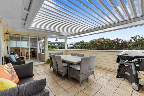 Photo of property in 2/10 Javelin Place, West Harbour, Auckland, 0618