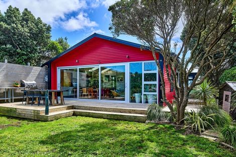 Photo of property in 10 Travancore Street, Island Bay, Wellington, 6023