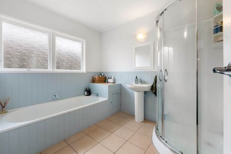 Photo of property in 18 Booralee Avenue, Botany Downs, Auckland, 2010
