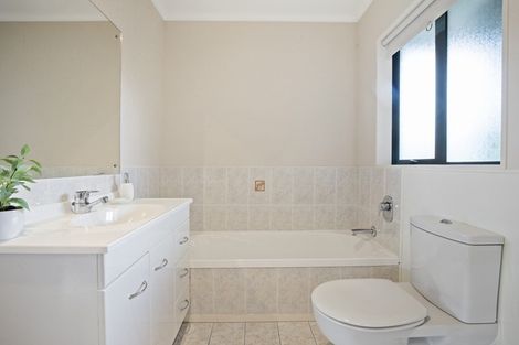 Photo of property in 16 Ranch Place, Pukekohe, 2120