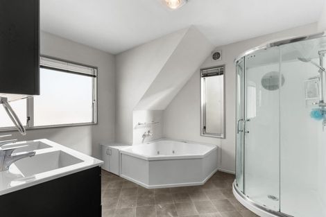 Photo of property in 31 Brockhall Lane, Avonhead, Christchurch, 8042