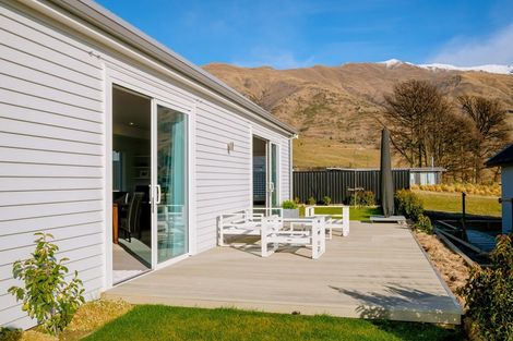 Photo of property in 33 Little Alpha Loop, Wanaka, 9305