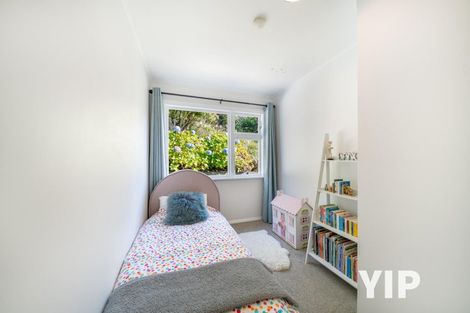 Photo of property in 6 Royston Way, Newlands, Wellington, 6037