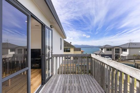 Photo of property in 10 Bennett Grove, Newlands, Wellington, 6037