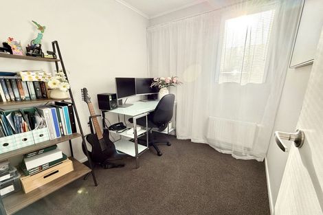 Photo of property in 43 Cleat Street, Whitby, Porirua, 5024