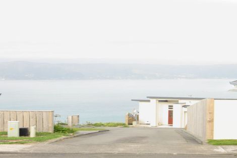 Photo of property in 28 Bennett Grove, Newlands, Wellington, 6037