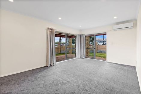 Photo of property in 2 Reid Road, New Lynn, Auckland, 0600