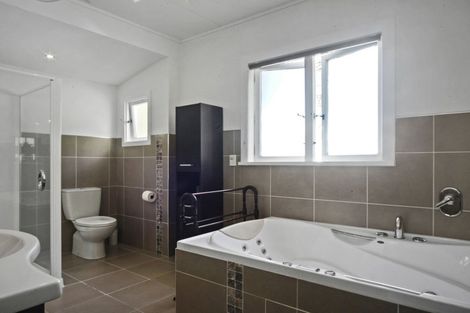 Photo of property in 72 Avenue North Road, Levin, 5510