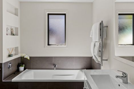 Photo of property in 24 Stone Ridge Place, Queenstown, 9300
