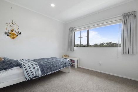 Photo of property in 44 Ravenstone Place, Chatswood, Auckland, 0626