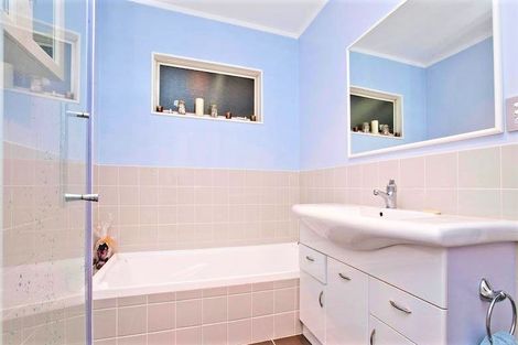 Photo of property in 2/62 Glenvar Road, Torbay, Auckland, 0630