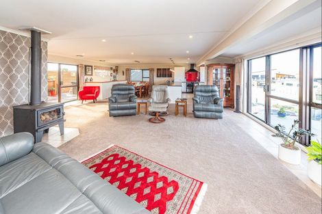 Photo of property in 10 Okiwa Terrace, Waiinu Beach, Whanganui, 4588