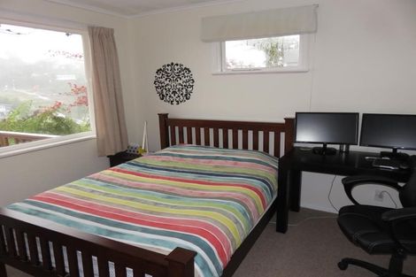 Photo of property in 10 Stella Grove, Newlands, Wellington, 6037