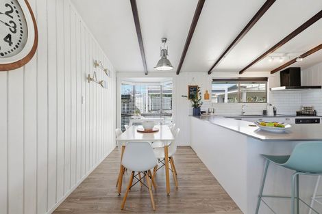 Photo of property in 6 Vela Place, Clarks Beach, 2122