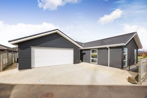 Photo of property in 16 Cyprus Place, Fitzherbert, Palmerston North, 4410