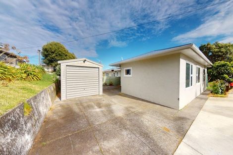 Photo of property in 48 Rangiora Street, Castlecliff, Whanganui, 4501