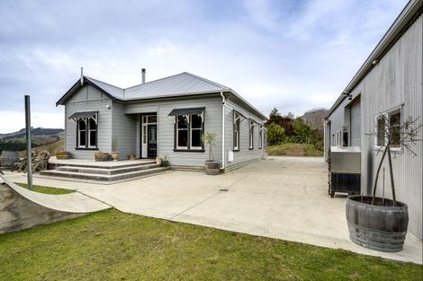Photo of property in 972 Kahuranaki Road, Kahuranaki, Havelock North, 4295