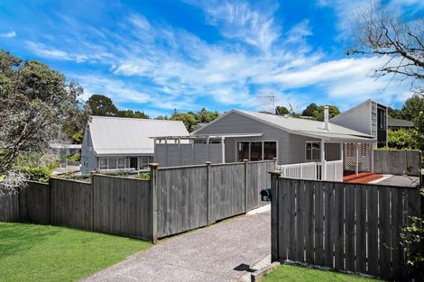 Photo of property in 3 Regency Place, Sunnynook, Auckland, 0632