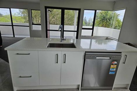 Photo of property in 58 Sunset Road, Unsworth Heights, Auckland, 0632