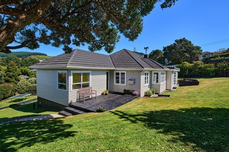 Photo of property in 2 Kereru Bend, Tawa, Wellington, 5028