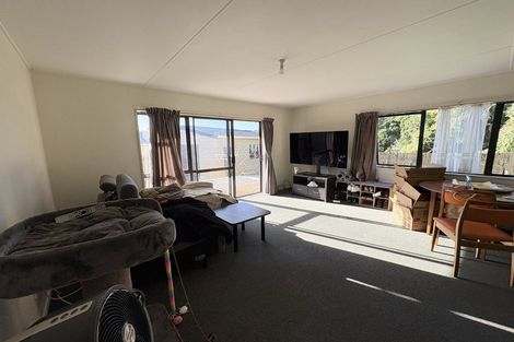 Photo of property in 28 Hookway Grove, Paraparaumu, 5032