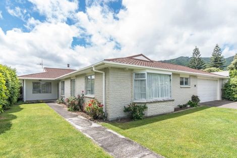 Photo of property in 42 Rewarewa Crescent, Waikanae, 5036