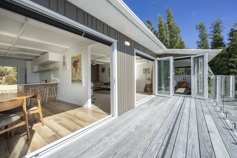 Photo of property in 15 Piha Road, Piha, New Lynn, 0772
