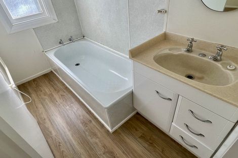 Photo of property in 190 Sutherland Road, Lyall Bay, Wellington, 6022