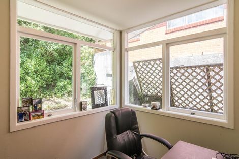 Photo of property in 82 Newlands Road, Newlands, Wellington, 6037