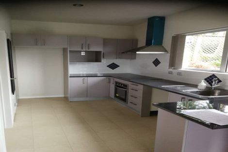 Photo of property in 11 Potter Avenue, Northcote, Auckland, 0627