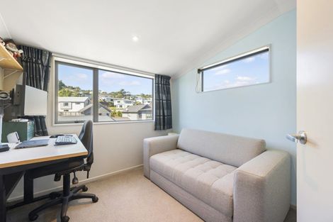 Photo of property in 63 Glanmire Road, Newlands, Wellington, 6037