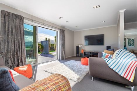 Photo of property in 14 Jade Crescent, Timberlea, Upper Hutt, 5018
