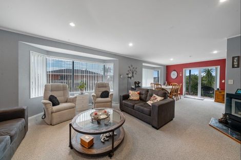 Photo of property in 33 Heta Road, Highlands Park, New Plymouth, 4312