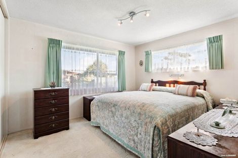 Photo of property in 37 Sartors Avenue, Northcross, Auckland, 0630