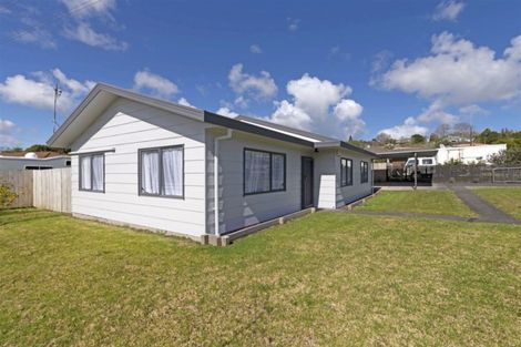 Photo of property in 3 Lori Place, Massey, Auckland, 0614