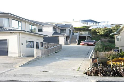 Photo of property in 9 Dress Circle, Newlands, Wellington, 6037