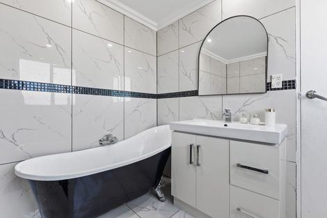 Photo of property in 244b Great North Road, Henderson, Auckland, 0612