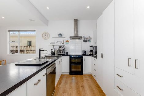 Photo of property in 64 Oroua Street, Eastbourne, Lower Hutt, 5013