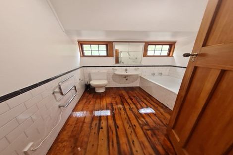 Photo of property in 17 Saint Michaels Crescent, Kelburn, Wellington, 6012