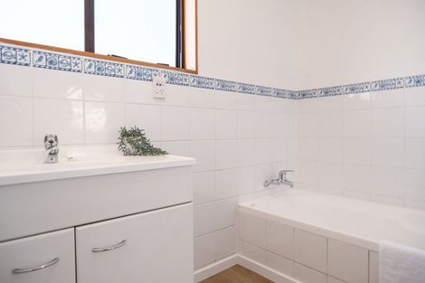 Photo of property in 12 Matthew Place, Kawaha Point, Rotorua, 3010