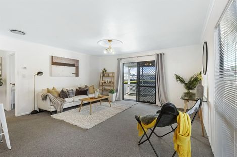 Photo of property in 2 Graham Avenue, Te Atatu Peninsula, Auckland, 0610