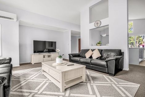 Photo of property in 92 Riverton Drive, Randwick Park, Auckland, 2105