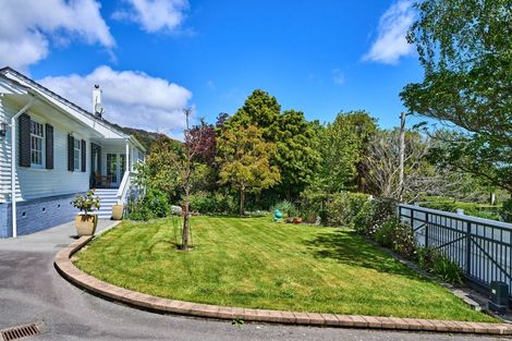 Photo of property in 100 Cheviot Road, Lowry Bay, Lower Hutt, 5013