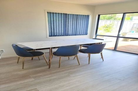 Photo of property in 75a Dress Circle, Newlands, Wellington, 6037